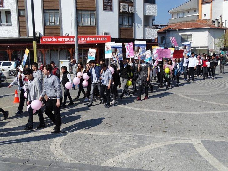 Havran’da liseliler kansere dikkat çekmek için yürüdü G4