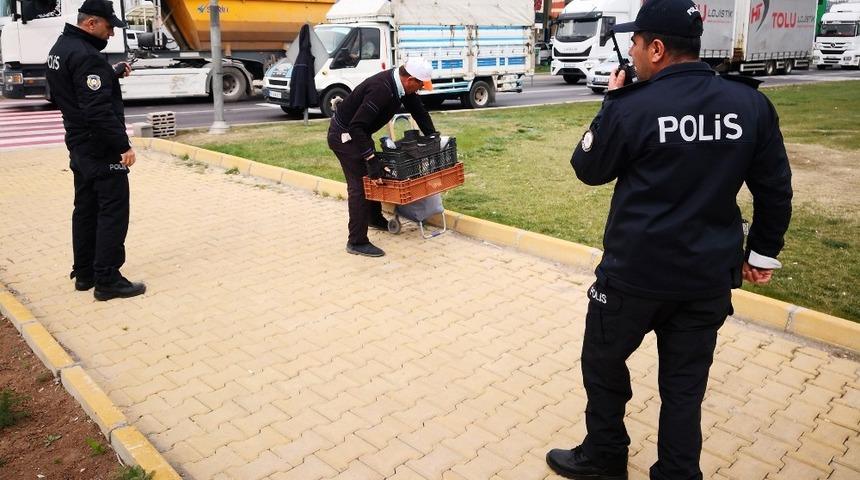 Kavşaklardaki seyyar satıcılara ve dilencilere ceza