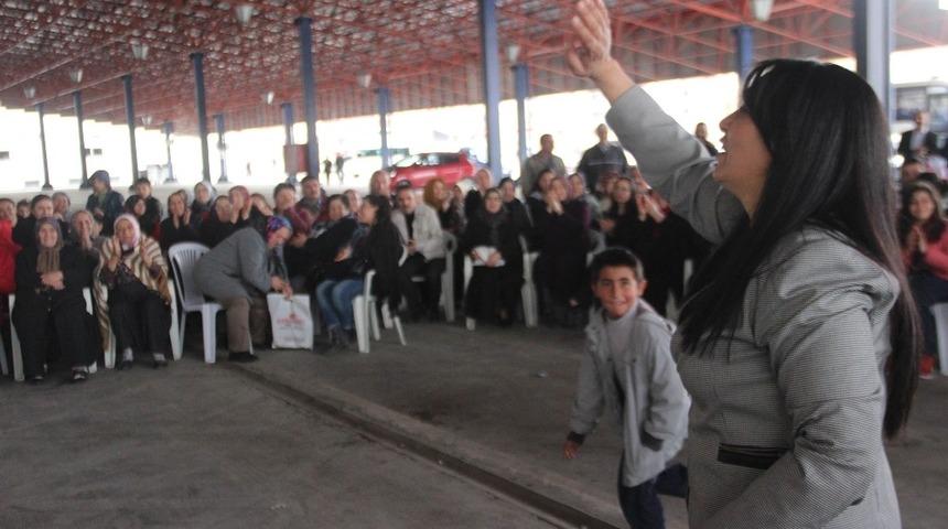 Muhtar, se&ccedil;im zaferini se&ccedil;menlerle kutladı