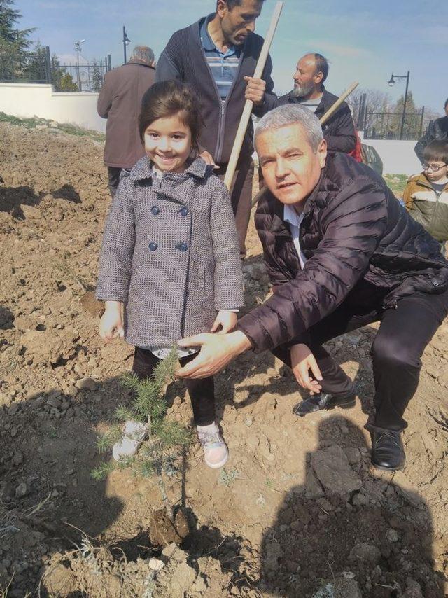 Öğrenciler Harçlıklarıyla Aldıkları Fidanları Toprakla Buluşturdu