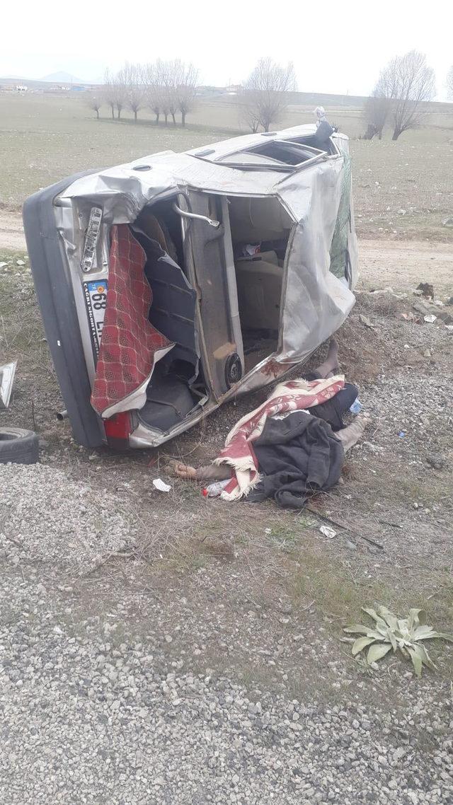 Düğün konvoyunda kaza: Sürücü ve 2 çocuğu yaralandı, eşi öldü