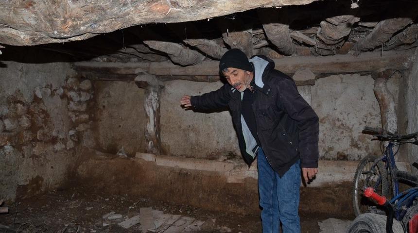 &Ccedil;&ouml;kme tehlikesi bulunan evde yetkililerden yardım bekliyor