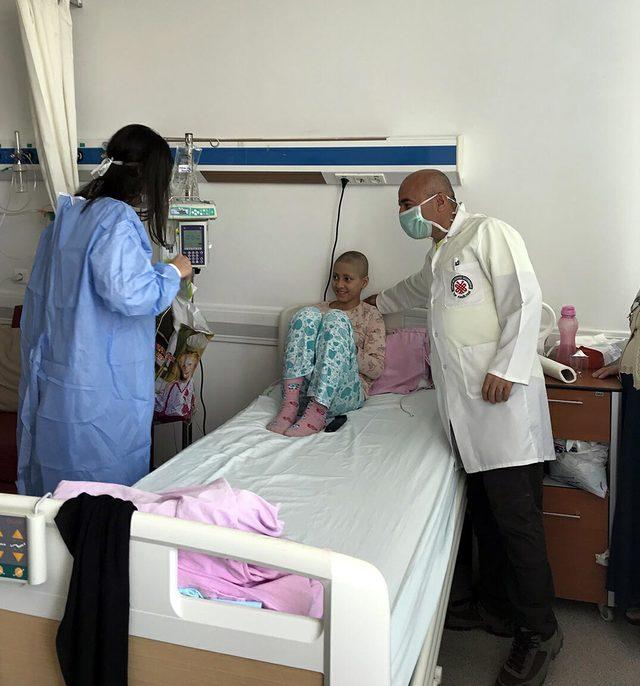 Onkoloji hastası &ccedil;ocukları &ouml;rg&uuml; bebek ve tetris ile sevindirdi 3