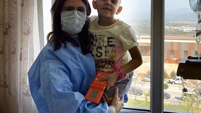 Onkoloji hastası çocukları örgü bebek ve tetris ile sevindirdi