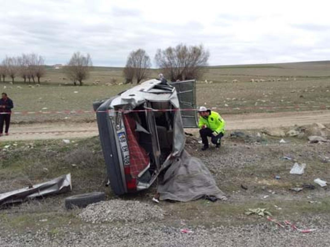 D&uuml;ğ&uuml;n konvoyunda feci kaza! &Ouml;l&uuml; ve yaralılar var