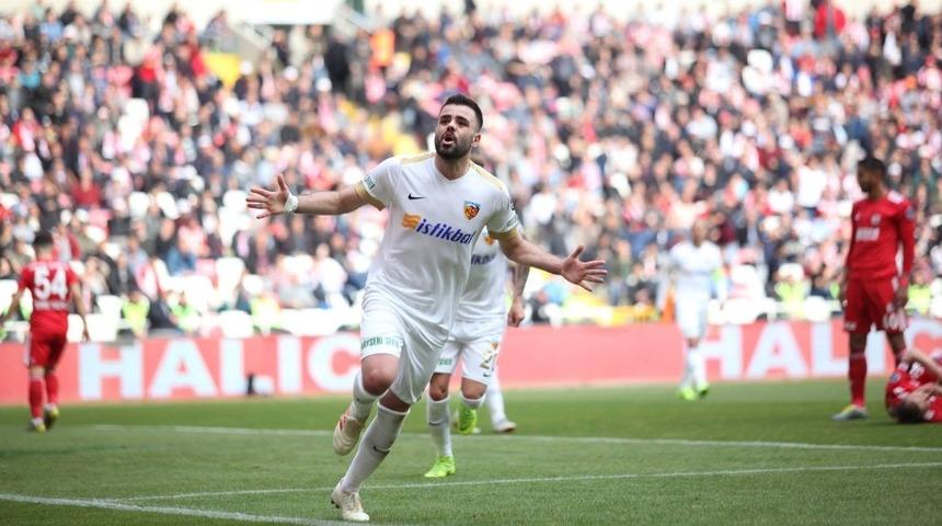 Hasan H&uuml;seyin Acar ilk gol&uuml;n&uuml; attı