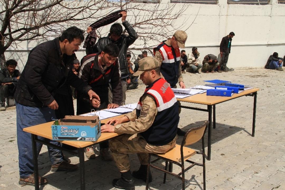 Van&rsquo;da 69 ka&ccedil;ak g&ouml;&ccedil;men yakalandı