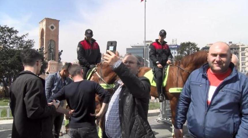 Taksim'de atlı polisleri gören telefona sarıldı!