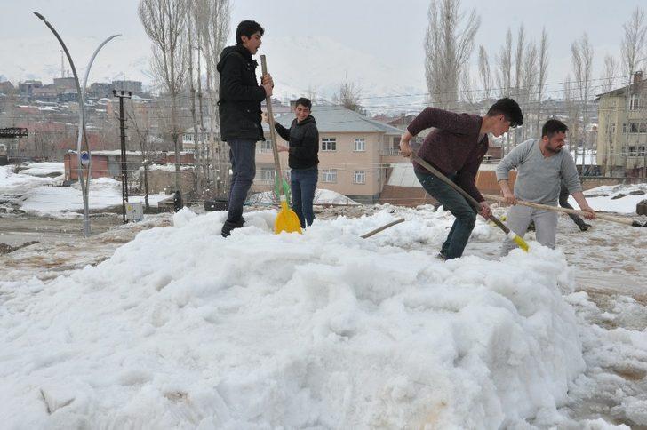 Nisan ayında vatandaşların kar mesaisi G3