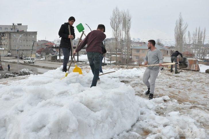 Nisan ayında vatandaşların kar mesaisi G4