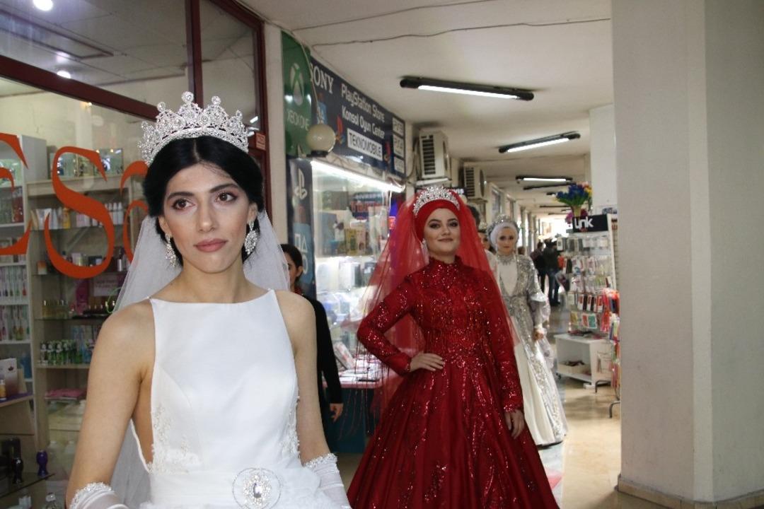 Gelinlerin sokak defilesi ilgi g&ouml;rd&uuml;