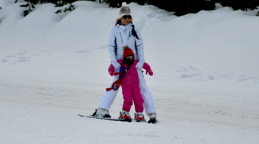 Nisan ayında kar keyfi! Kalınlığı 1 metreyi buldu