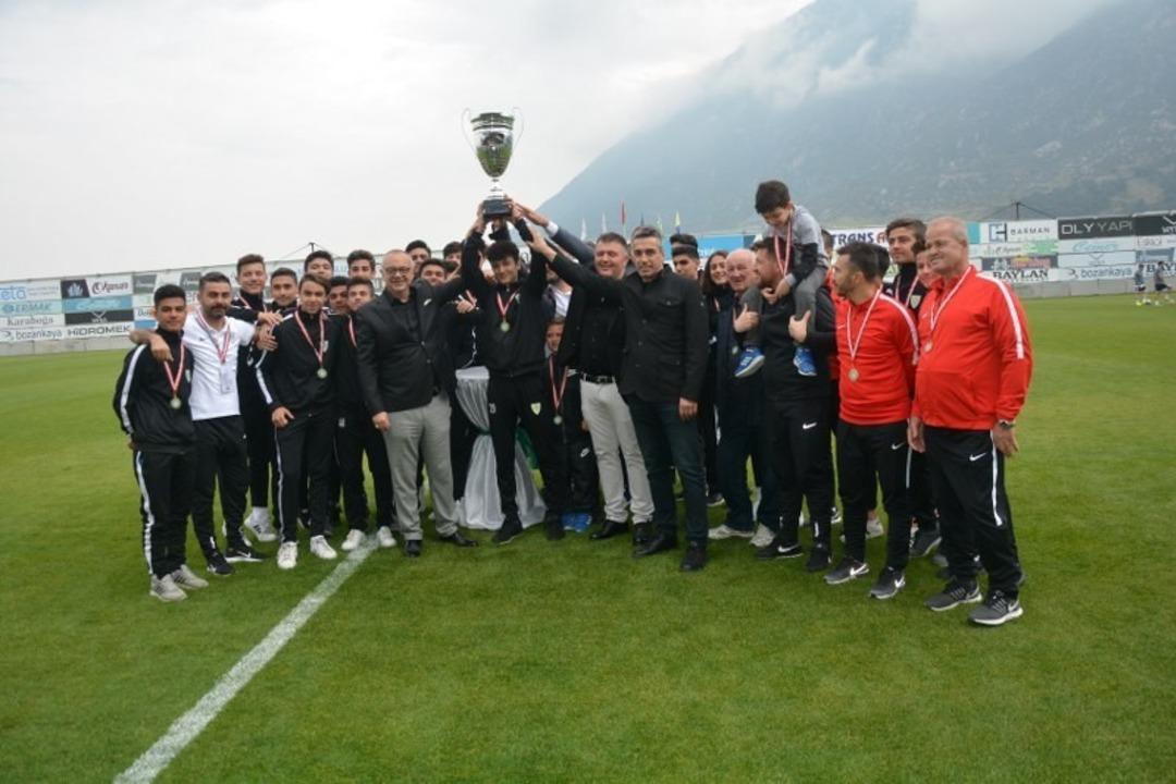 Şampiyon kupasını Başkan Erg&uuml;n&rsquo;&uuml;n elinden aldı