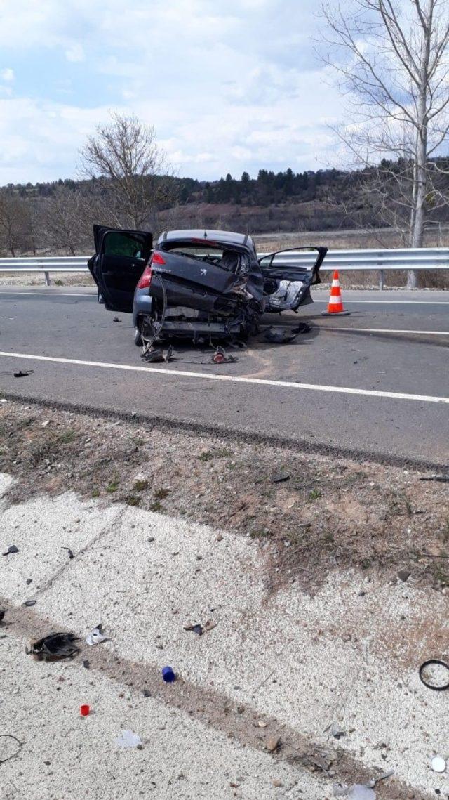 Yoldan çıkan otomobil bariyerlere çarptı