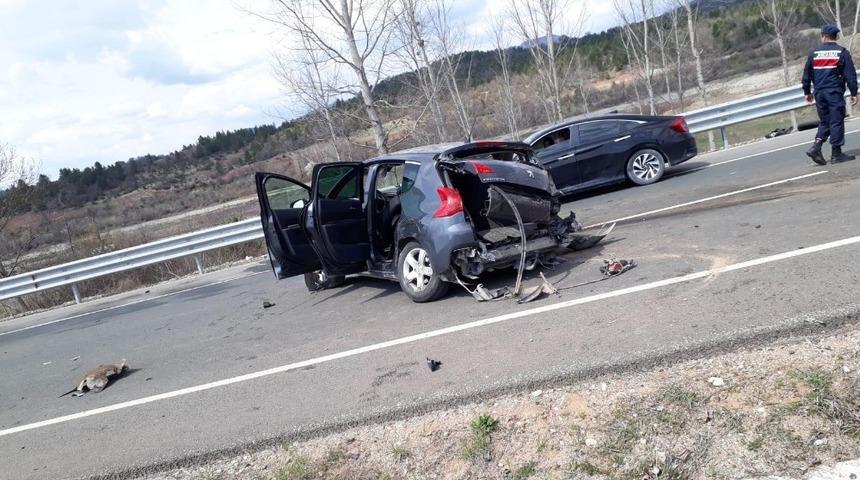 Yoldan &ccedil;ıkan otomobil bariyerlere &ccedil;arptı