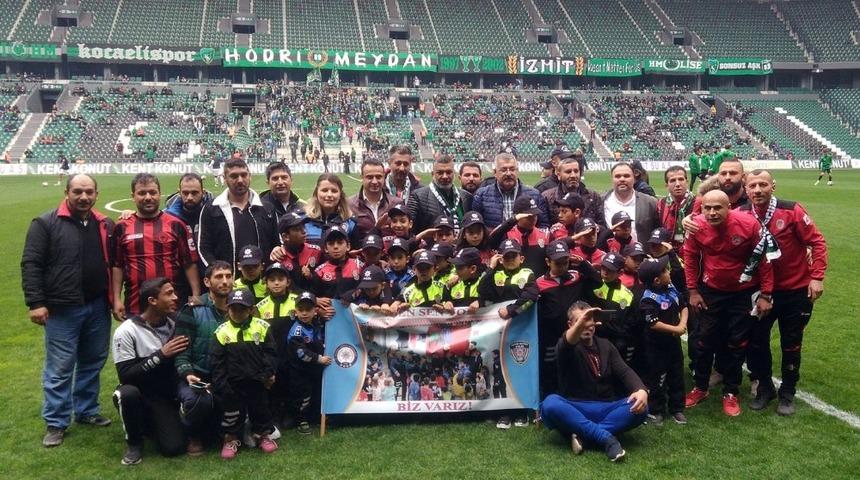 Roman &ccedil;ocuklar, polis &uuml;niforması giyip futbolcularla sahaya &ccedil;ıktılar