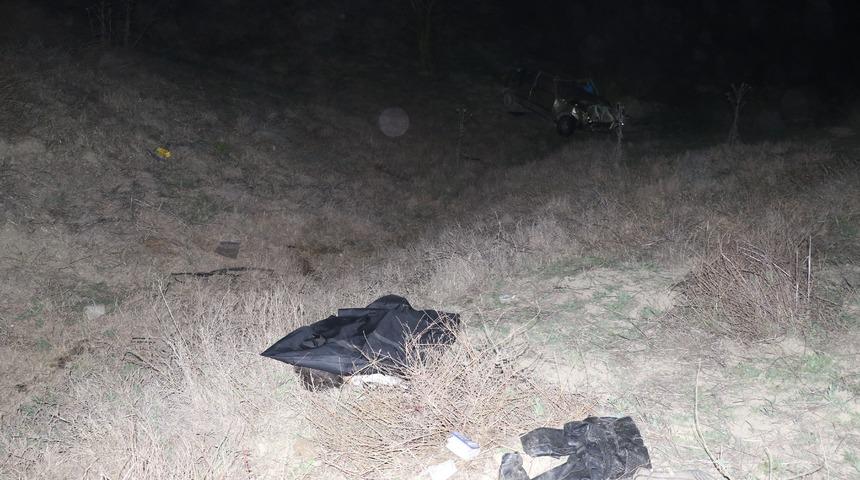 60 metrelik u&ccedil;urumdan yuvarlandılar! Arkadaşı &ouml;ld&uuml;, kendisi ara&ccedil;tan &ccedil;ıkıp yardım aradı!