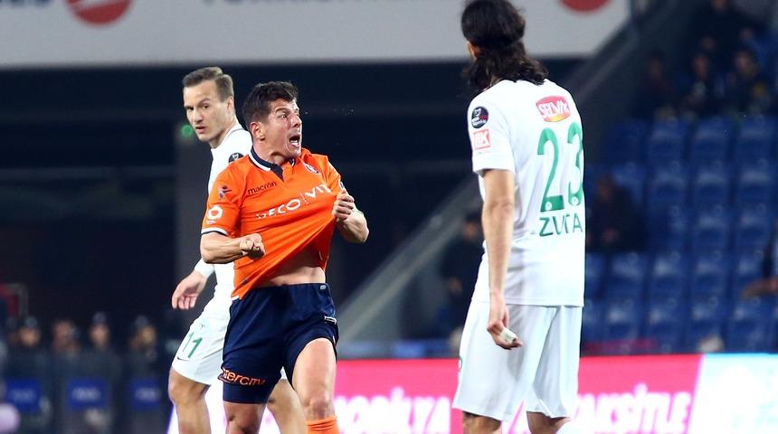 Emre Belözoğlu, hakem kararı sonrası formasını yırttı!