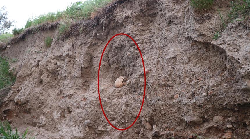 Denizli'de yağmur sonrası korkutan görüntü! Toprak kayınca insan kemikleri ortaya çıktı
