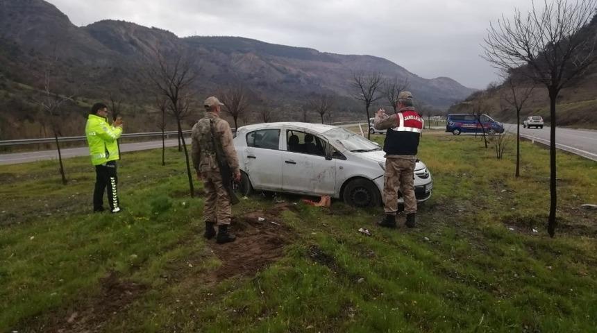 Otomobil  ref&uuml;je &ccedil;ıktı: 2 Yaralı