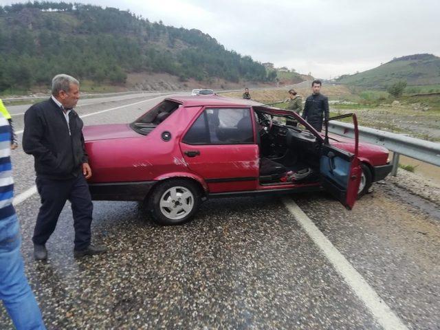 Otomobil kayganlaşan yolda bariyere çarparak durabildi