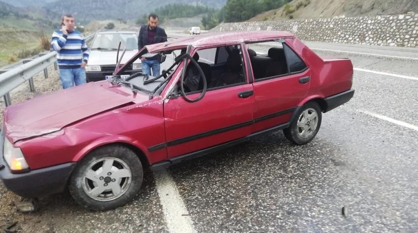 Otomobil kayganlaşan yolda bariyere &ccedil;arparak durabildi