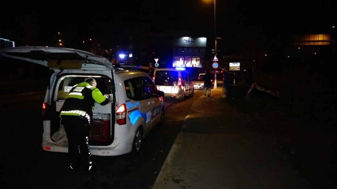 (&Ouml;zel) Pendik&rsquo;te dereye u&ccedil;an ara&ccedil;tan burnu bile kanamadan sağ &ccedil;ıktı