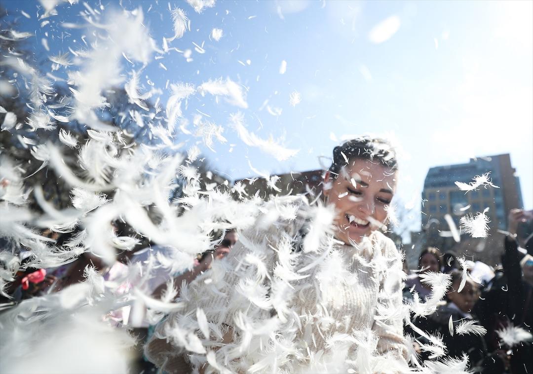 New York'ta y&uuml;zlerce insan yastık savaşı i&ccedil;in buluştu