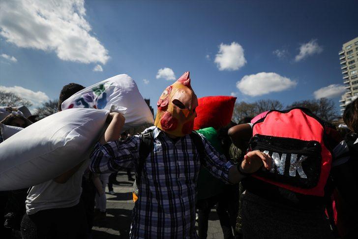 New York'ta yüzlerce insan yastık savaşı için buluştu G2