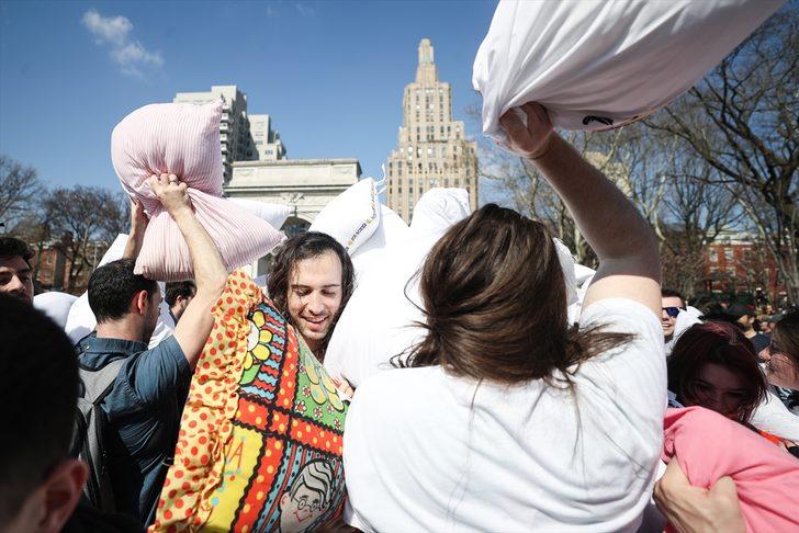 New York'ta yüzlerce insan yastık savaşı için buluştu G3