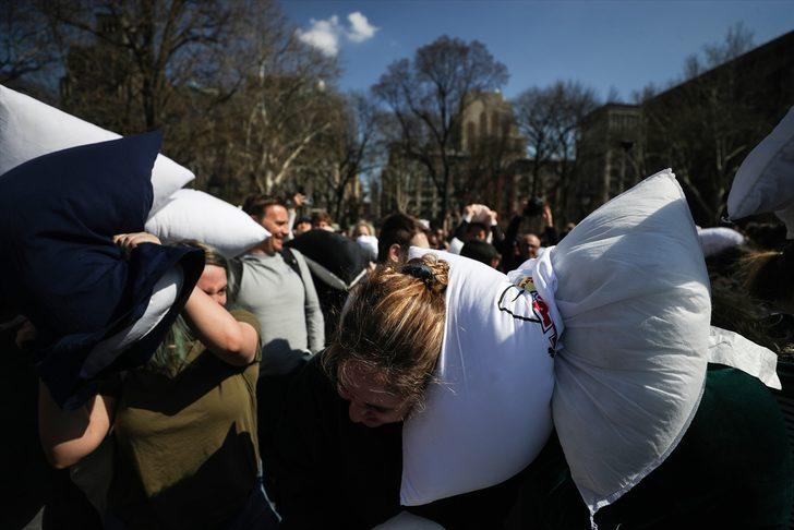 New York'ta yüzlerce insan yastık savaşı için buluştu G4