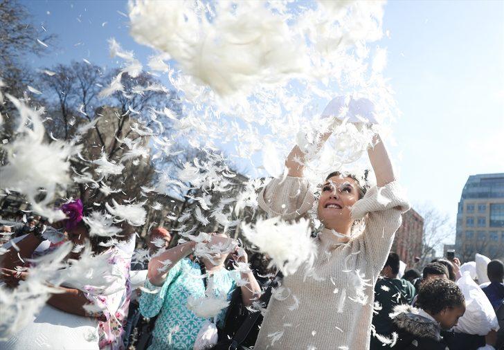 New York'ta yüzlerce insan yastık savaşı için buluştu G1