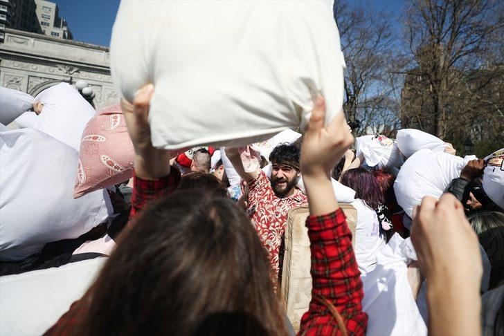 New York'ta yüzlerce insan yastık savaşı için buluştu G5