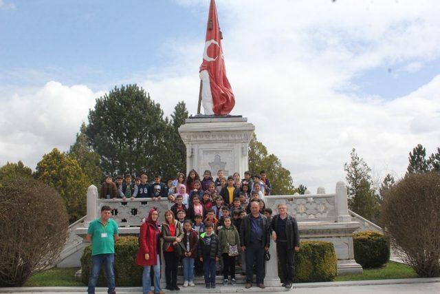 İlkokul öğrencilerinin şehitlik ziyareti