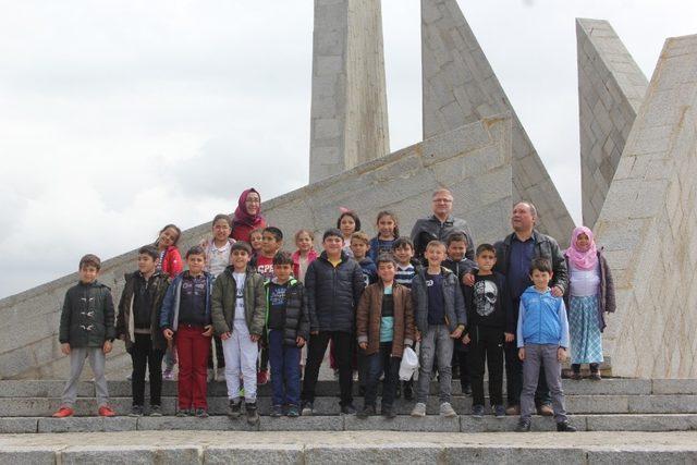 İlkokul öğrencilerinin şehitlik ziyareti