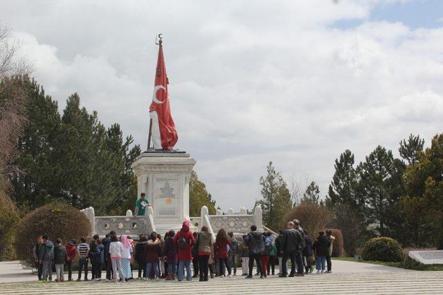 İlkokul öğrencilerinin şehitlik ziyareti