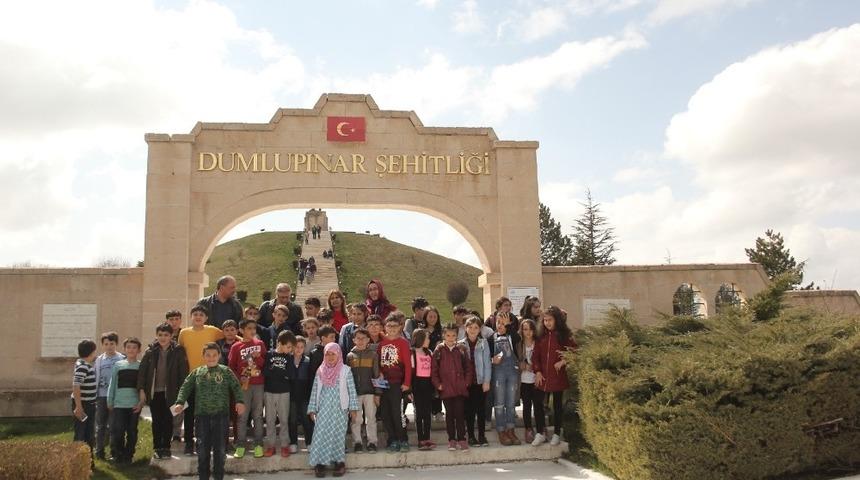 İlkokul &ouml;ğrencilerinin şehitlik ziyareti