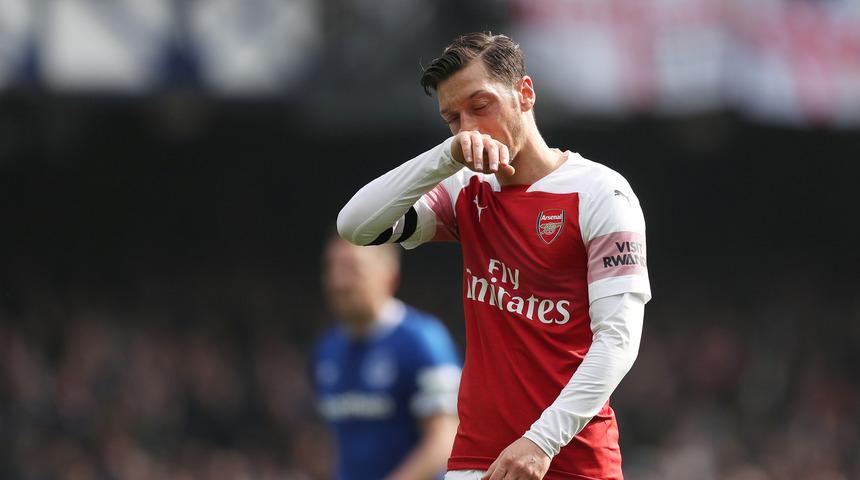 Mesut Özil Marco Silva'ya montunu fırlattı