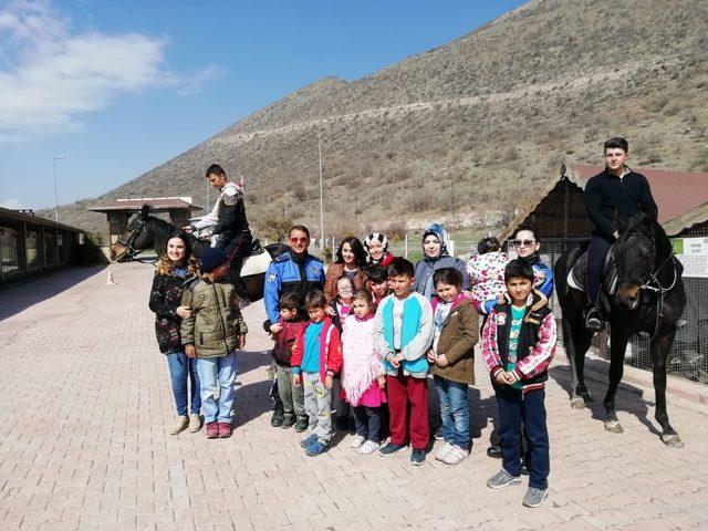 Toplum destekli polisler otizmli çocuklara at çiftliğini gezdirdi