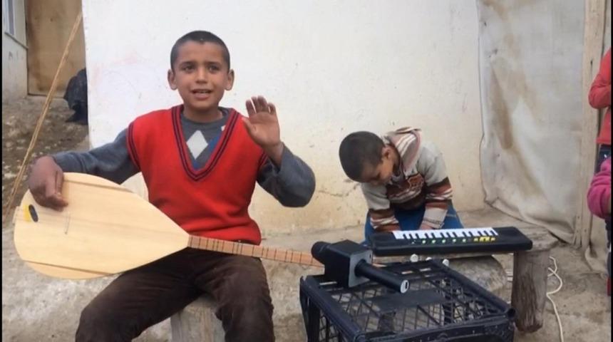 (&ouml;zel) Sosyal medyayı sallayan minikler m&uuml;zik aletlerine kavuştu