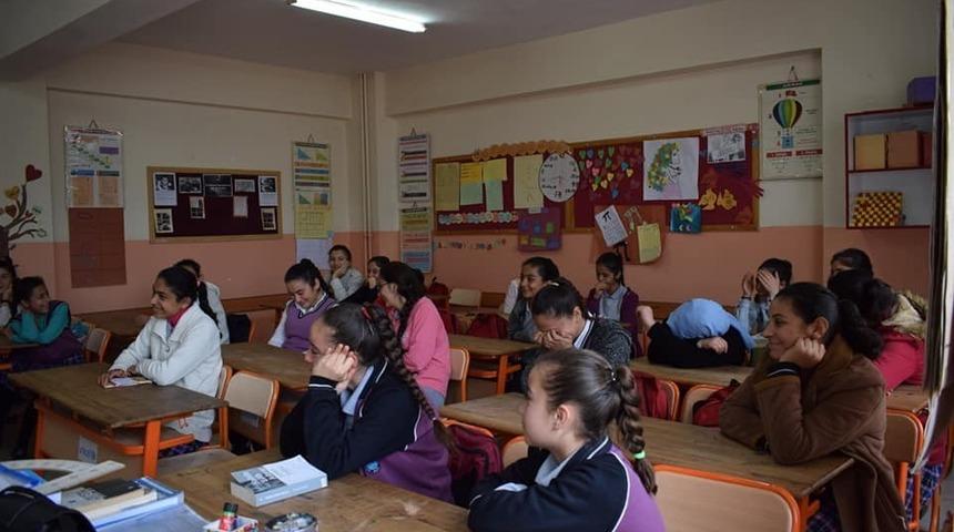 &Ouml;ğrencilere eğitimler s&uuml;r&uuml;yor