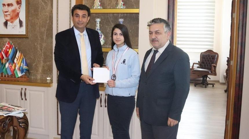 Kaymakam Kara’dan başarılı öğrencilere tebrik