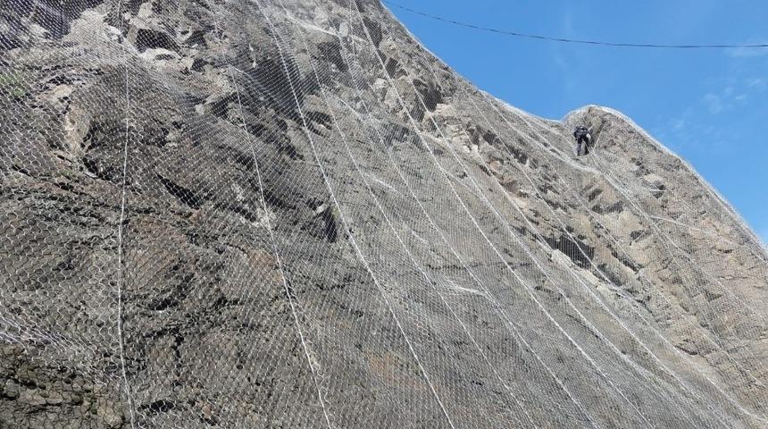 Yusufeli’nde kaya düşmelerine çelik hasırlı önlem