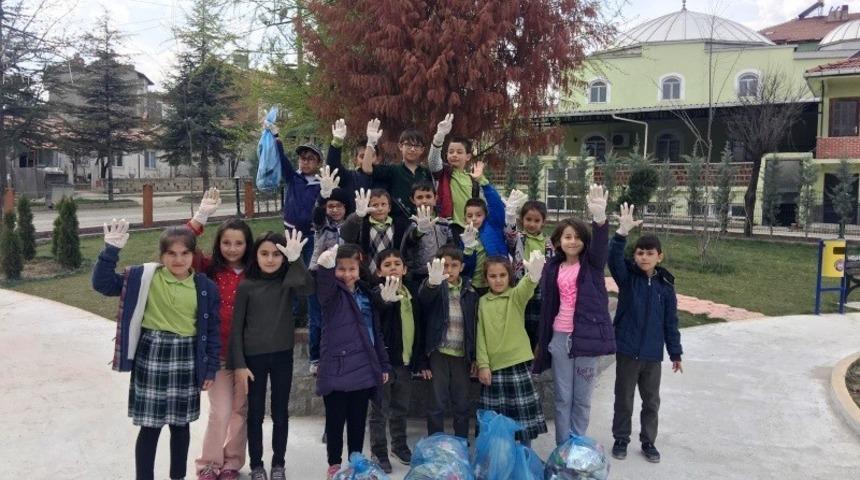 &Ouml;ğrencilerden park temizliği