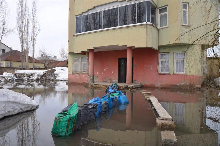 Karlar eriyince evleri su bastı G1