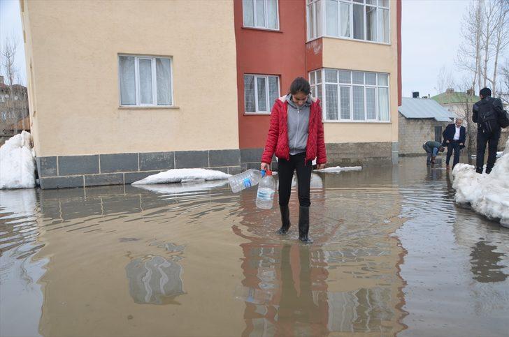 Karlar eriyince evleri su bastı G4