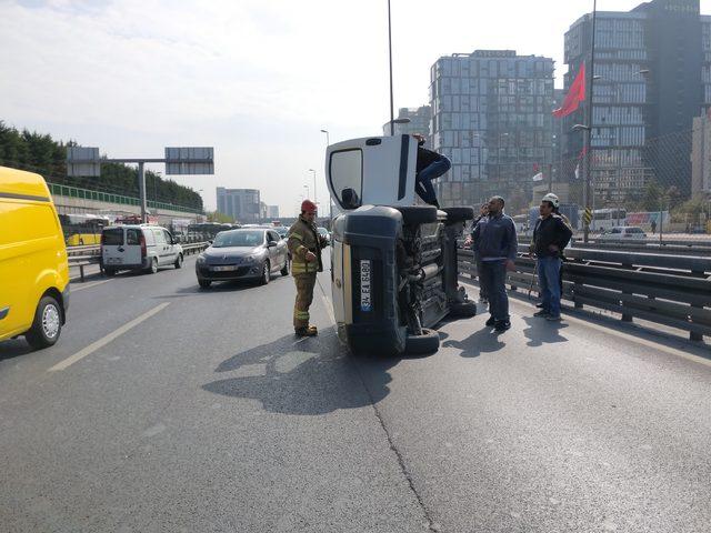 D-100'de devrilen otomobil trafik yoğunluğuna neden oldu