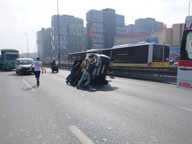 D-100'de devrilen otomobil trafik yoğunluğuna neden oldu