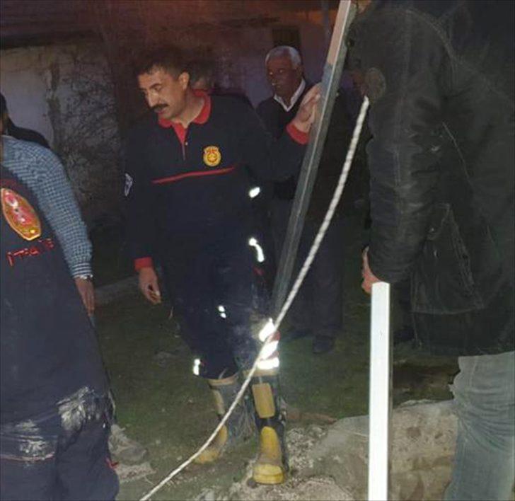 15 metrelik su kuyusuna düşen buzağı kurtarıldı G5