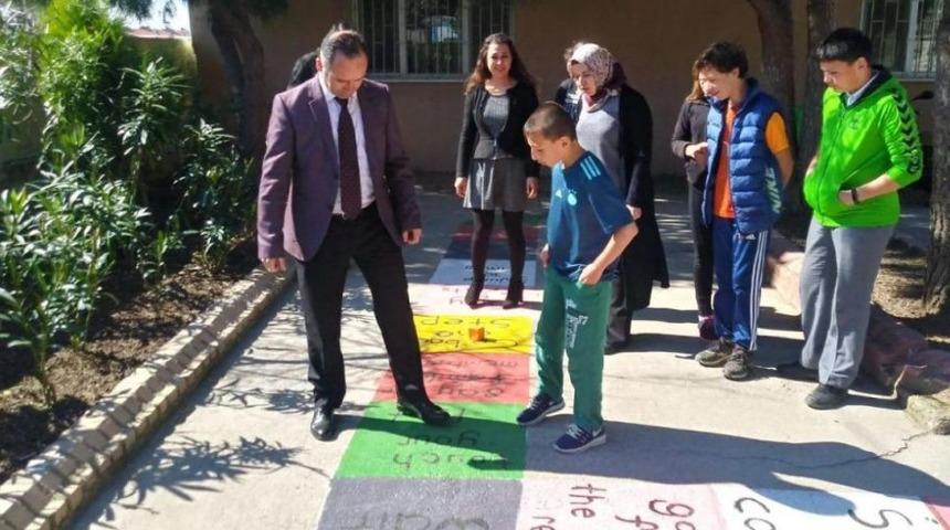 Oyun oynayarak İngilizce öğreniyorlar